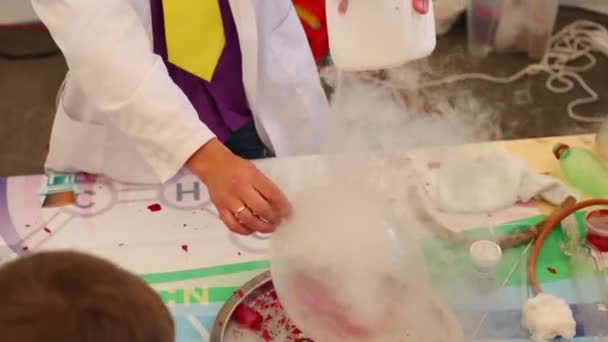 Male hands and pouring liquid nitrogen with steam to balloon — Stock Video