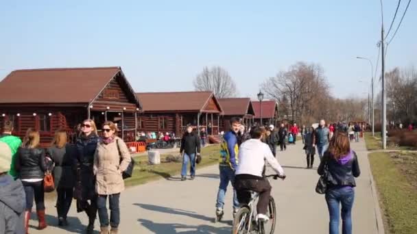 Люди прогуливаются возле кафетерийского комплекса в Коломенском национальном парке — стоковое видео