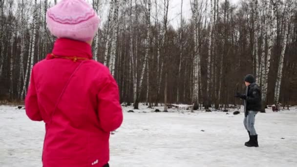 Menino e menina jogar com Dji Fantasma com gopro em voo — Vídeo de Stock