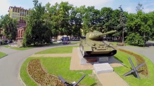 Памятник танку Т-34 возле жилого комплекса летом — стоковое видео