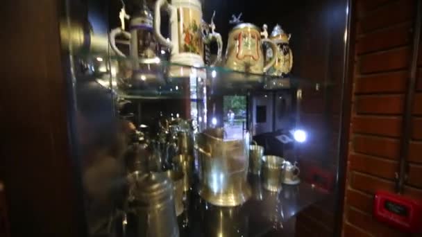 Vitrine avec différentes tasses à bière dans le restaurant de la brasserie . — Video