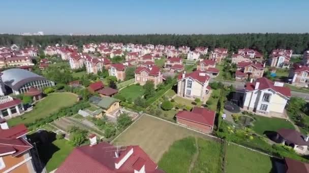 Güneşli yaz gününde ormanın yakınındaki yazlık kasabanın panoraması — Stok video