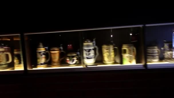 Étagère avec des tasses de bière sur le mur dans la brasserie restaurant . — Video