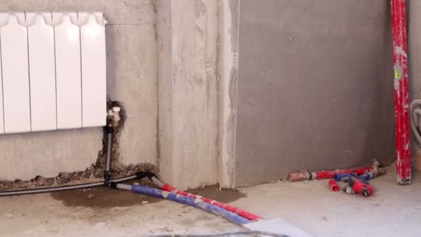 Radiatore di riscaldamento montato a parete e tubi in solchi . — Video Stock