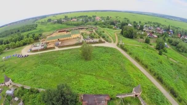 Vila com fazenda moderna e igreja no dia de verão . — Vídeo de Stock