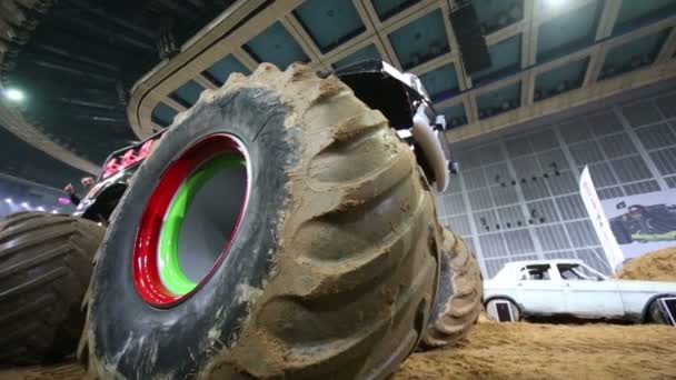 Riese Offroader fährt auf der sandigen Arena des Sportkomplexes — Stockvideo