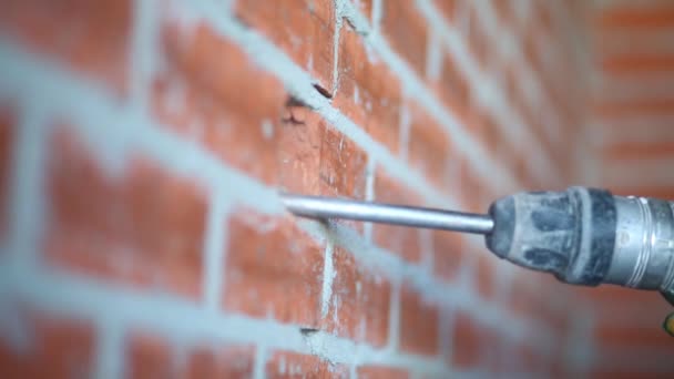 Déménagement grand perforateur rupture mur de briques dans l'appartement 