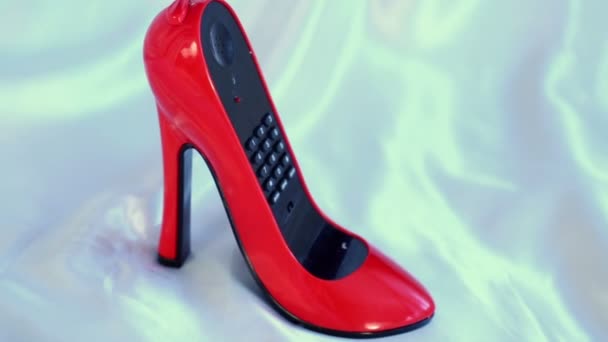 Yüksek topuk kırmızı kadın ayakkabı şeklinde yapılan kablosuz telefon. — Stok video
