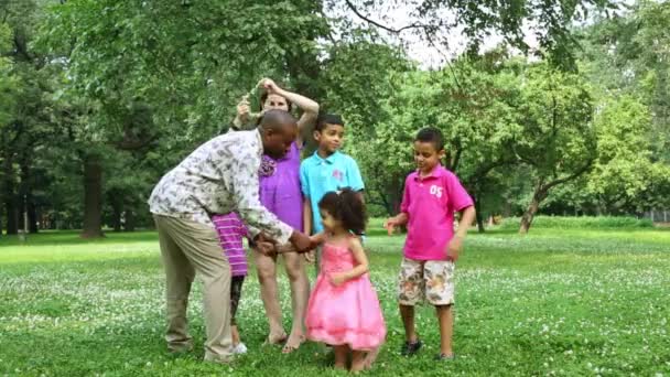 Happy liefdevolle familie van zes plezier in het park van de zomer — Stockvideo