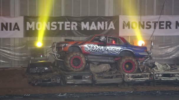 Monster Truck stuck on crushed cars at sports entertainment show — Stock Video