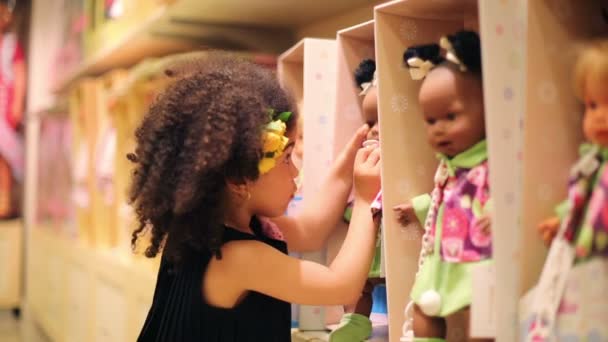 Menina coloca mamilo na boca da boneca na Galeria Jakimanka — Vídeo de Stock
