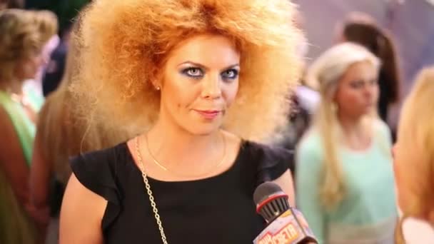 Анастасия Стоцкая дала интервью на Russian Music Award — стоковое видео