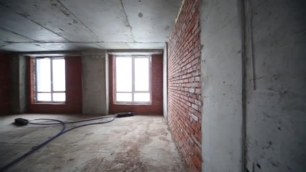 Chambre avec deux fenêtres dans le bâtiment en construction 