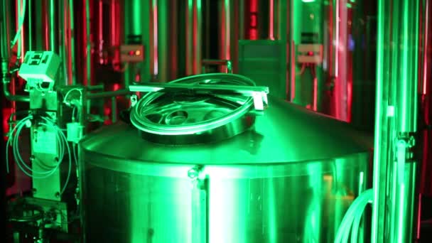 Equipamento de cervejaria sob iluminação a cores em constante mudança . — Vídeo de Stock