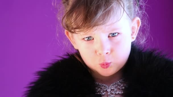 Closeup angry little girl with grey eyes in black fur cape. — Stock Video
