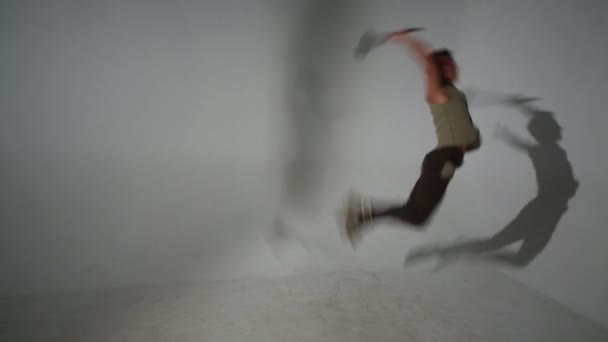 Красивый молодой человек в средневековом костюме прыгает с булавой — стоковое видео