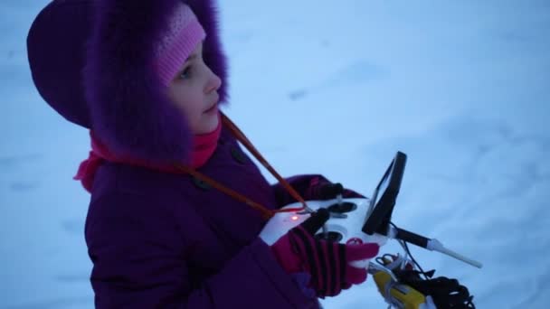 Fille avec panneau pour télécommande de Dji Phantom avec gopro — Video