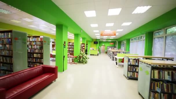 Filas de librerías y mesas en la Biblioteca Estatal de Rusia para la Juventud — Vídeo de stock