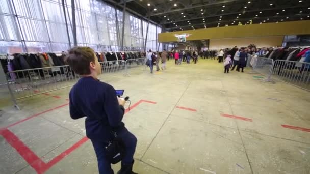 Chłopiec kontroluje dron na festiwalu High-tech geek piknik — Wideo stockowe