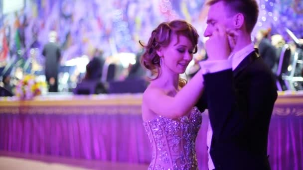 Hermosa pareja en vestido elegante baile vals en la bola — Vídeo de stock