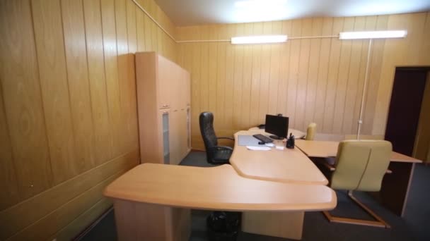 Spacious modern office of the chief with desk and chairs — Stock Video