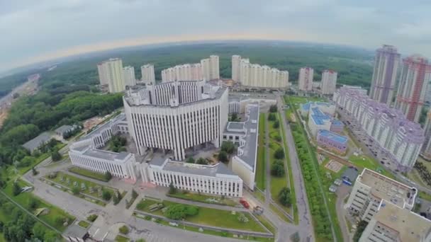 Městské panorama s vojenskou akademií v jarním dnu. — Stock video