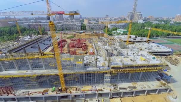 Site de construction du stade de football CSKA contre le paysage urbain — Video