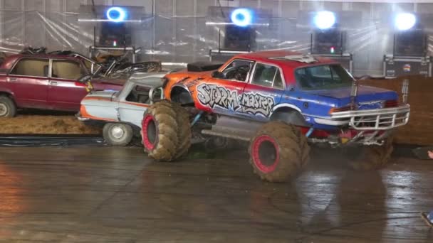 Monster truck vertrekt van de verfrommelde auto op sport show — Stockvideo