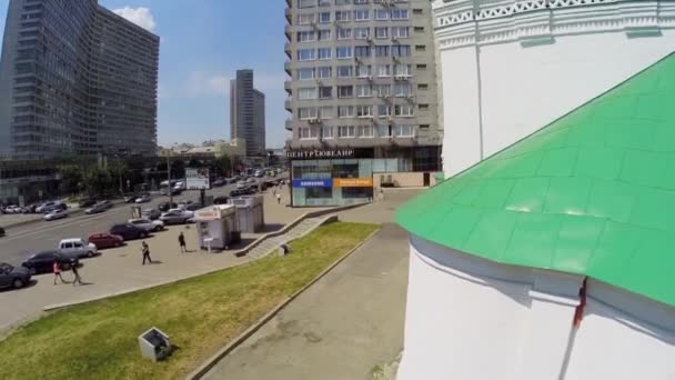 Nieuwe straat Arbat met kerk van St. Simeon Stylites — Stockvideo