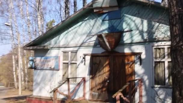 Casa con inscripción Flying Dutchman en parque — Vídeo de stock