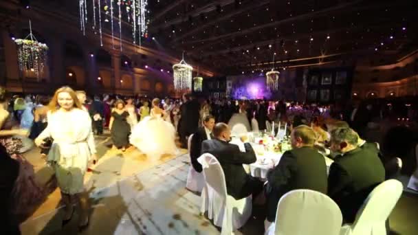 Mangiare e ballare persone all'undicesimo Ballo di Vienna — Video Stock