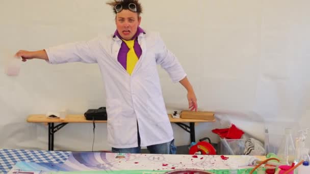 Chemiker-Show in der Elch-Inselrepublik. — Stockvideo