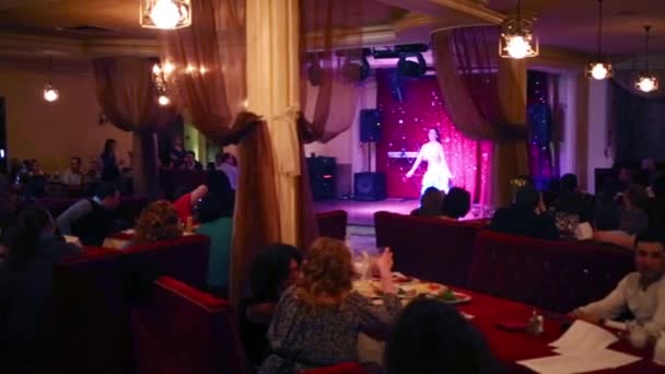 Magdans show i restaurang om filmer. — Stockvideo