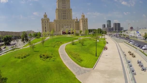 Plaza cerca del hotel Ucrania en muelle con cafetería y coches aparcados — Vídeo de stock