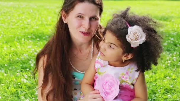 Jovem descansando no parque com sua filha em um dia de verão — Vídeo de Stock