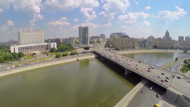 Verkehr auf Brücke und Kai in der Nähe des Weißen Hauses im Sommer — Stockvideo