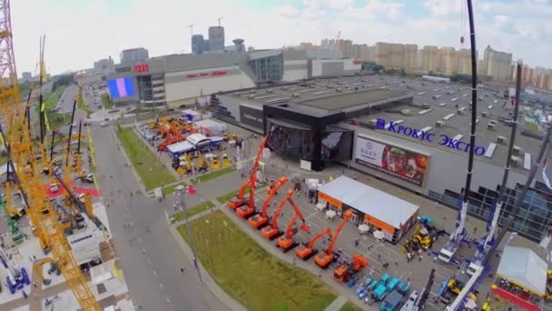 Paisaje urbano con máquinas en la 15ª Exposición Especializada — Vídeos de Stock