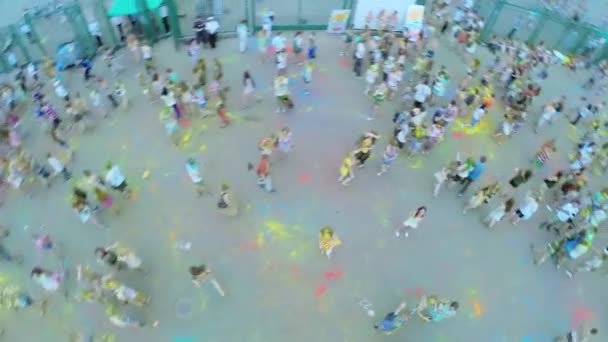 Colored youth have fun during holiday of indian paints Holi — Stock Video