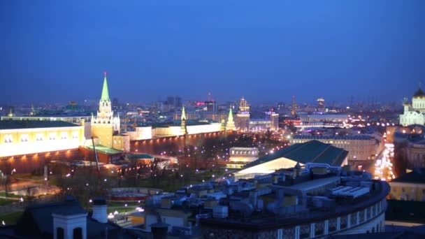 Techos de edificios y muros del Kremlin por la noche en Moscú — Vídeos de Stock