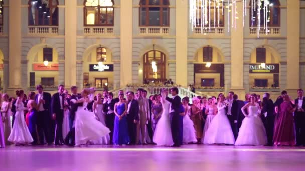 Пары в красивом платье на 11-м Венском балу в Гостином Дворе — стоковое видео