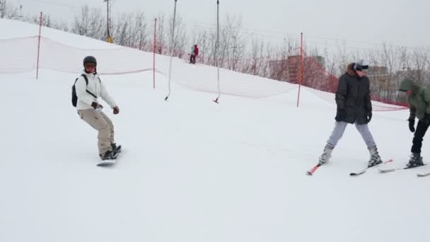Snowboarder descendant la pente dans une station de montagne Kant . — Video