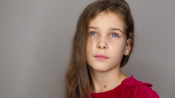 Πορτραίτο του μικρού κοριτσιού που κοιτάζει πάνω και στην κάμερα στο στούντιο — Αρχείο Βίντεο