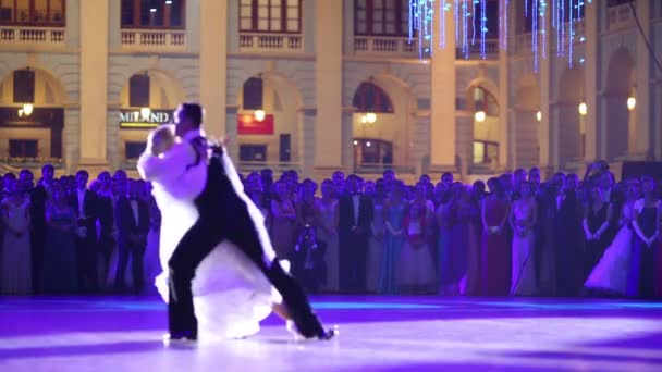 Beautiful couple dance at 11th Viennese Ball in Gostiny Dvor — Stock Video