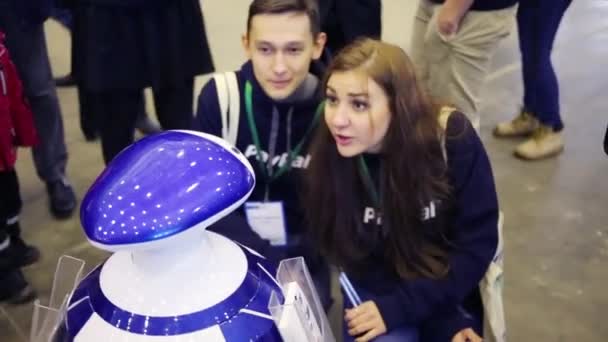 Moskova Geek Piknik robot ile Kız görüşmeler, Rusya. — Stok video