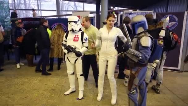 Cosplayer des Star Wars beim Picknick der Hightech-Festival-Freaks — Stockvideo