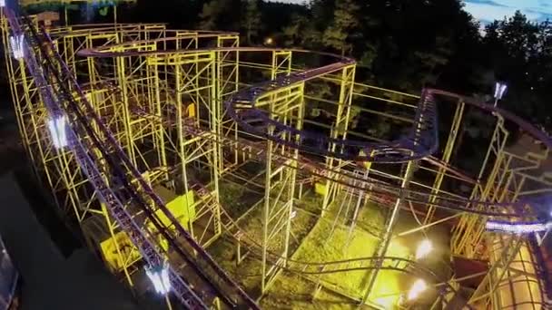 İnsanlar baharda Vvc parkında roller-coaster eğlence binmek — Stok video