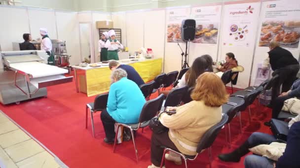 Les gens regardent le processus de cuisson à l'Exposition internationale — Video