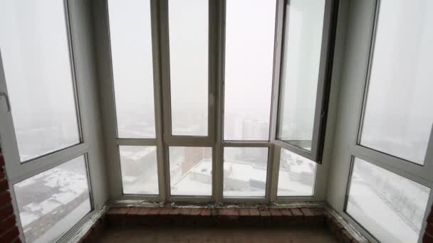 Estanza con ventana abierta y ventisca en invierno día nevado — Vídeos de Stock