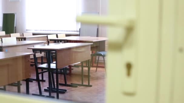 Sala de aula com fileiras de mesas e cadeiras e janelas — Vídeo de Stock