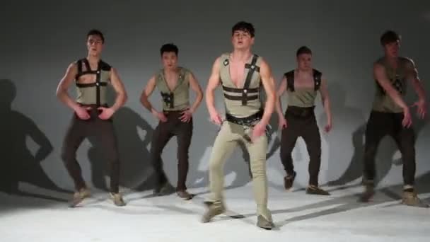 Fünf Männer in mittelalterlichen Jagdkostümen tanzen in grauem Studio — Stockvideo